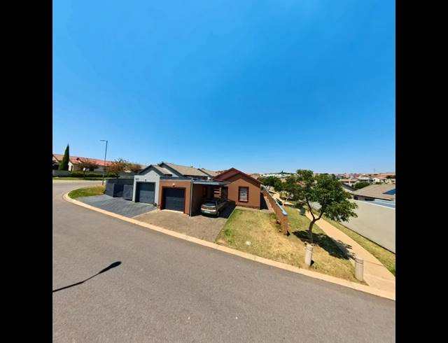 3 BEDROOM HOUSE FOR SALE IN KOSMOSDAL